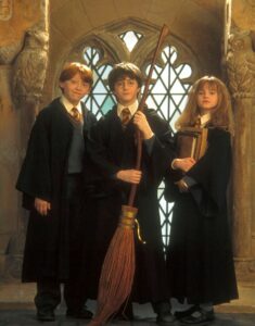 Harry Potter à l'école des sorciers
Harry Potter and the sorcerer's stone
2001
Real  Chris Columbus
Rupert Grint
Daniel Radcliffe
Emma Watson.
Collection Christophel © Warner Bros. / Heyday Films,Image: 330377520, License: Rights-managed, Restrictions: Restricted to editorial use related to the film or the individuals involved (producers, directors, authors, actors, etc.)
The rights of publicity of any person depicted in the photos are not granted
Mandatory credit of the film company and photographer, Model Release: no, Credit line: Profimedia